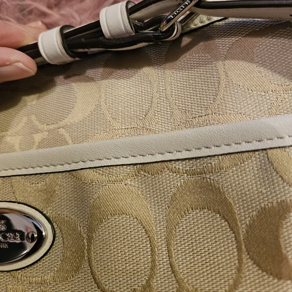 Elegant Coach Cream Shoulder/Crossbody Bag - Picture 6 of 16